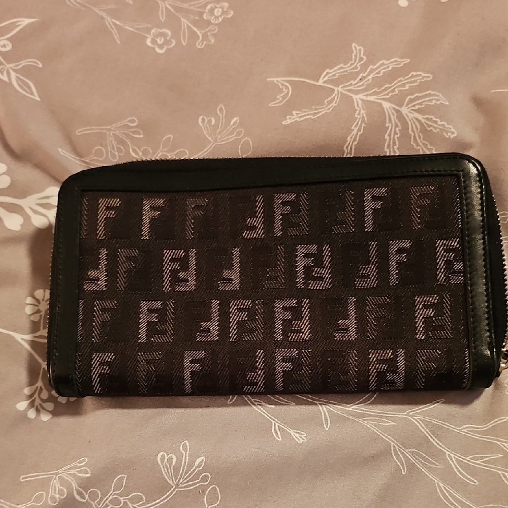 💢💢PROJECT PIECE💢💢 Fendi Zippy Black and Gray Logo Wallet